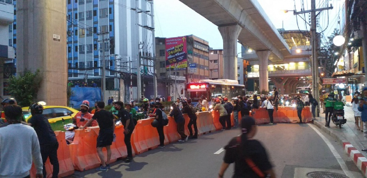  "ม็อบคณะราษฎร" ปิดถนนพหลโยธิน ก่อนขึ้นสะพานข้ามแยกเกษตร รถติดยาวถึงห้าแยกลาดพร้าวแล้ว 