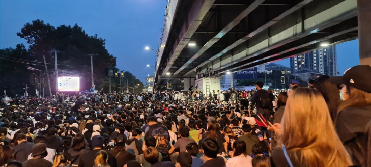  "ม็อบคณะราษฎร" ปิดถนนพหลโยธิน ก่อนขึ้นสะพานข้ามแยกเกษตร รถติดยาวถึงห้าแยกลาดพร้าวแล้ว 