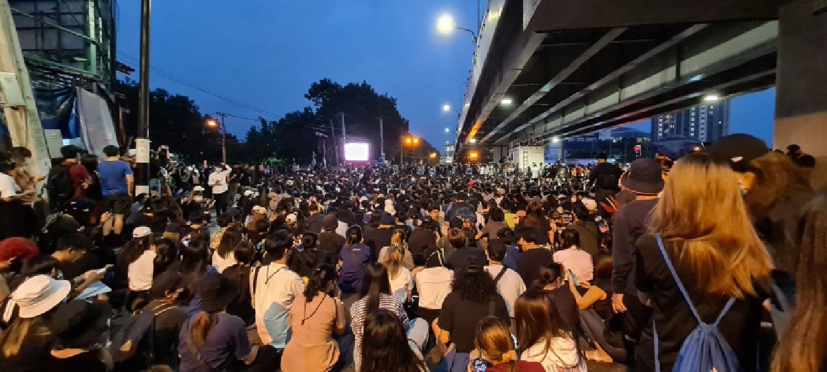  "ม็อบคณะราษฎร" ปิดถนนพหลโยธิน ก่อนขึ้นสะพานข้ามแยกเกษตร รถติดยาวถึงห้าแยกลาดพร้าวแล้ว 
