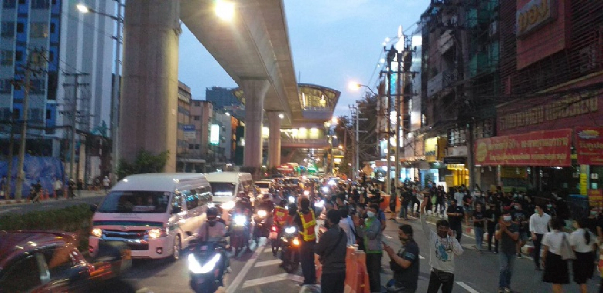 "ม็อบคณะราษฎร" ปิดถนนพหลโยธิน ก่อนขึ้นสะพานข้ามแยกเกษตร รถติดยาวถึงห้าแยกลาดพร้าวแล้ว 