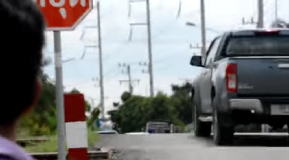 หวิดเกิดโศกนาฎกรรมซ้ำรอย "กฐินมรณะ" กระบะตัดหน้า รถไฟเปิดหวูดเตือนสนั่น