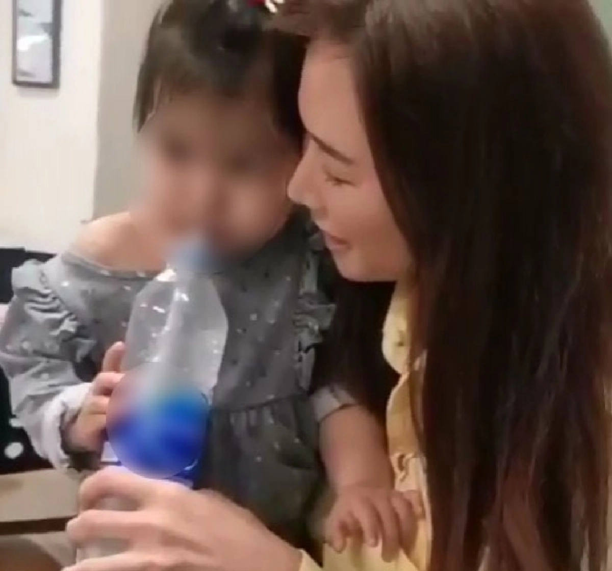 "ติ๊ก บิ๊กบราเธอร์" สุดดีใจได้เจอ ได้อุ้ม "น้องวีจิ" โดยมี "หนุ่ม ศรราม" ถ่ายคลิปให้