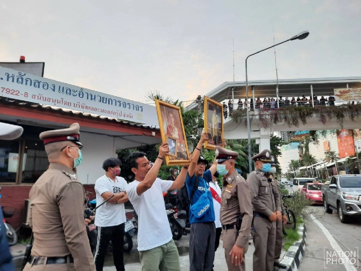 มวลชนทะลักจากเดอะมอลล์บางแค ลงถนนเพชรเกษม อีกฝั่งชูพระบรมฉายาลักษณ์ในหลวง