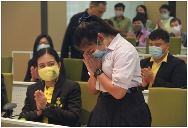 ทำดีต้องชม..."น้องมิ้น คุณหมอ ม.6" รับโล่และใบประกาศเกียรติคุณจาก"รมว.ศธ."