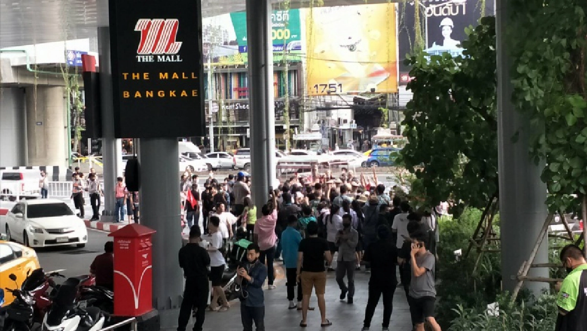 เปิดภาพบรรยากาศ #ม็อบ20ตุลา หน้าเดอะมอลล์บางเค ผู้ชุมนุมเริ่มทยอยมาแล้ว