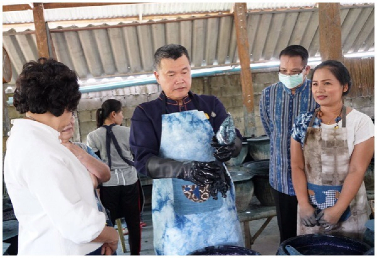 'อธิบดี พช.' ลงพื้นที่เยี่ยมชม "เฮือนนางคราม" แหล่งอนุรักษ์ภูมิปัญญาท้องถิ่นสกลนคร
