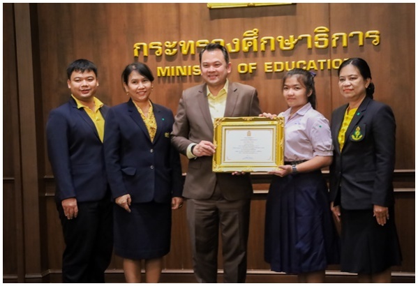 ทำดีต้องชม..."น้องมิ้น คุณหมอ ม.6" รับโล่และใบประกาศเกียรติคุณจาก"รมว.ศธ."