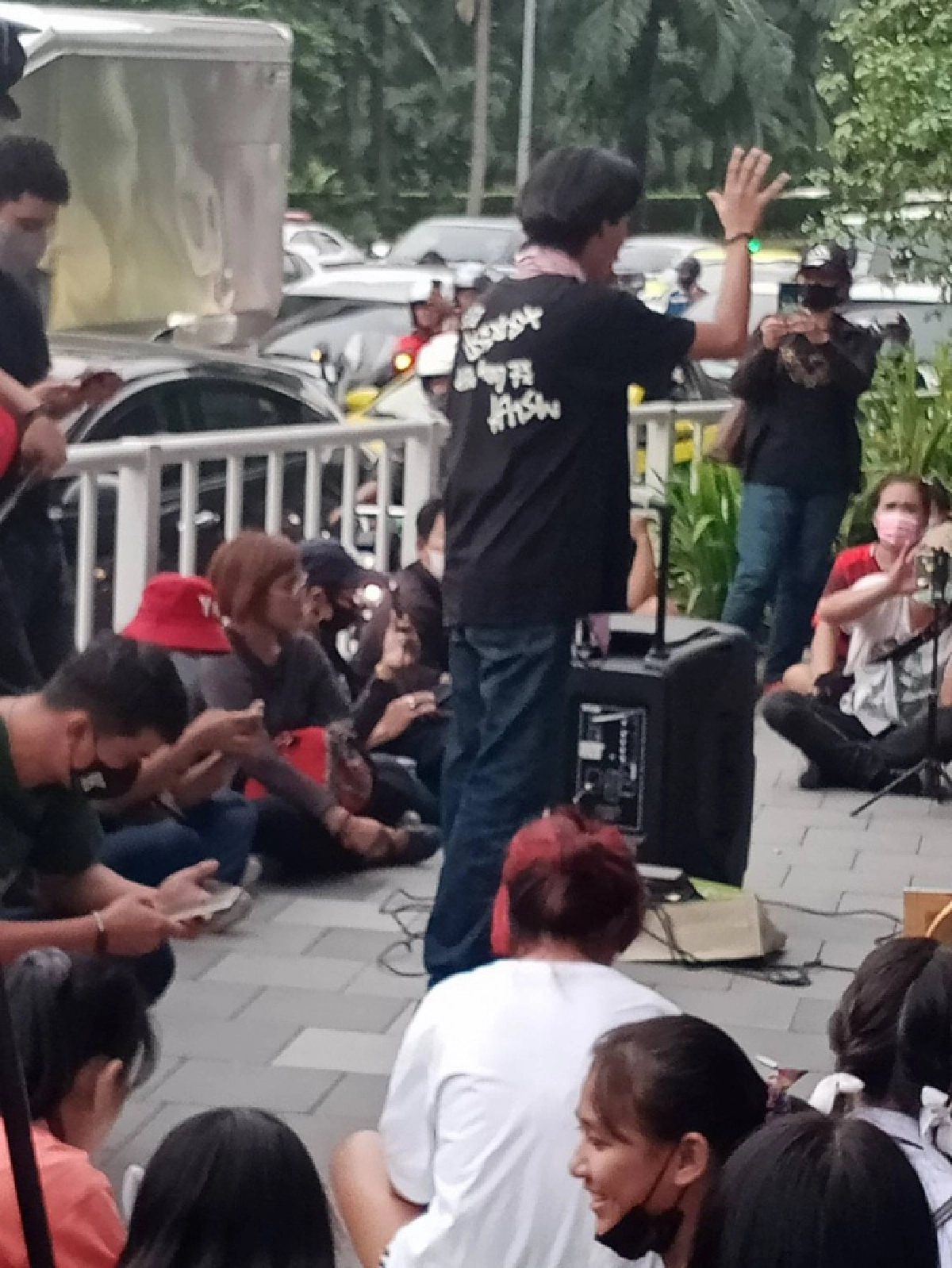 เปิดภาพบรรยากาศ #ม็อบ20ตุลา หน้าเดอะมอลล์บางเค ผู้ชุมนุมเริ่มทยอยมาแล้ว