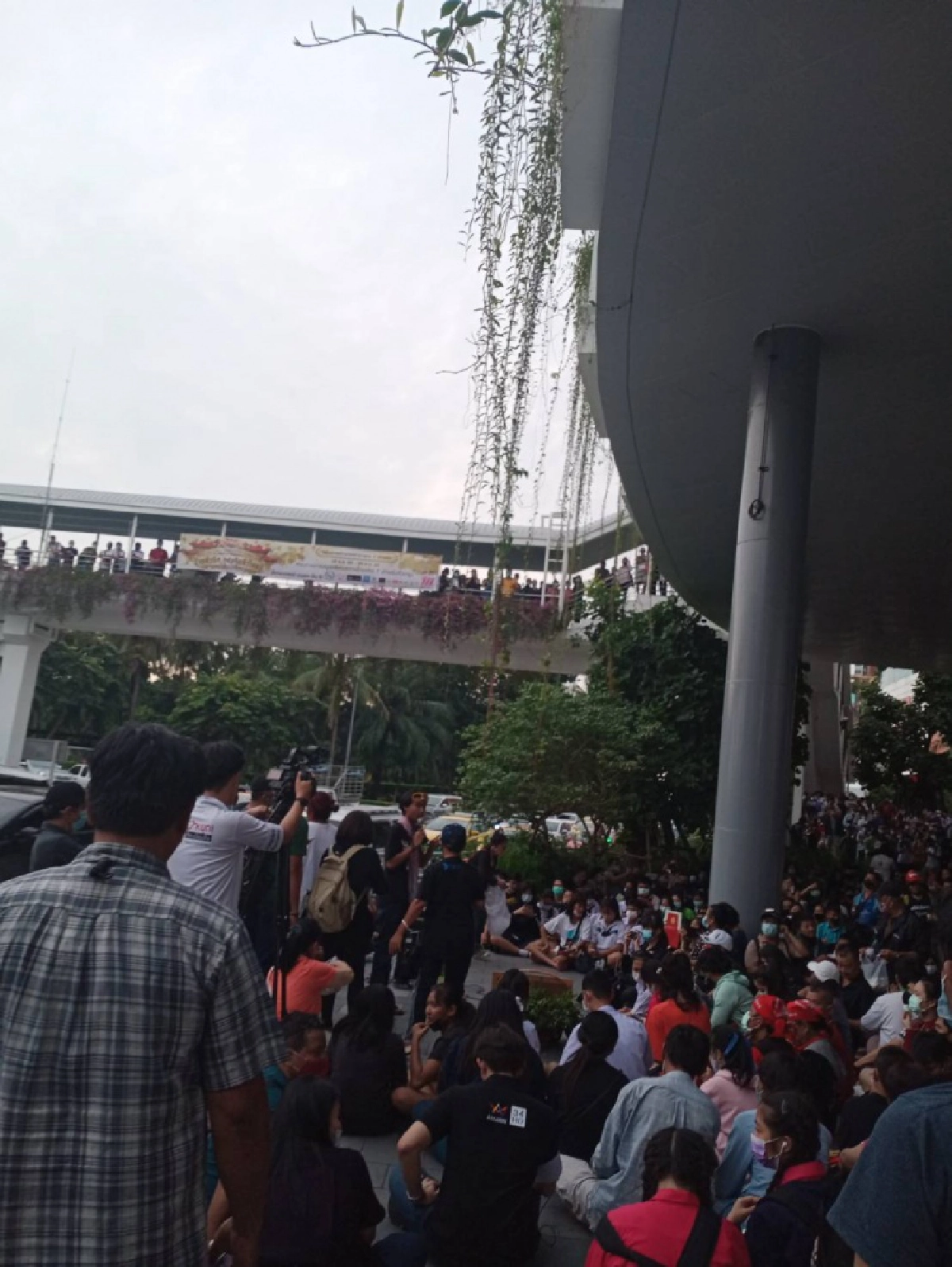 เปิดภาพบรรยากาศ #ม็อบ20ตุลา หน้าเดอะมอลล์บางเค ผู้ชุมนุมเริ่มทยอยมาแล้ว