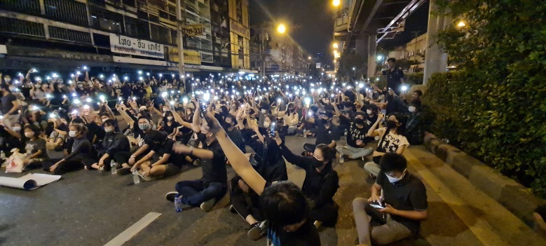 มวลชนชุมนุมดาวกระจายหลายจุดก่อนยุติชุมนุม 