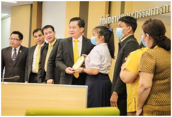 ทำดีต้องชม..."น้องมิ้น คุณหมอ ม.6" รับโล่และใบประกาศเกียรติคุณจาก"รมว.ศธ."