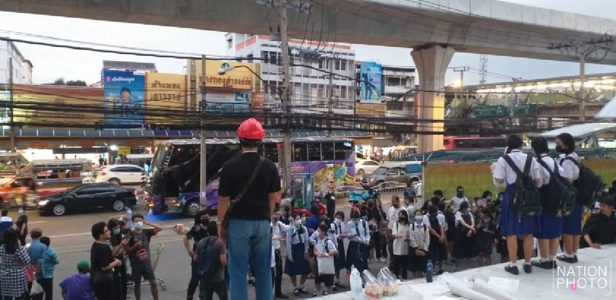 ภาพบรรยากาศ #ม็อบ20ตุลา รวมตัวหน้าห้าง "อิมพีเรียลสำโรง" 
