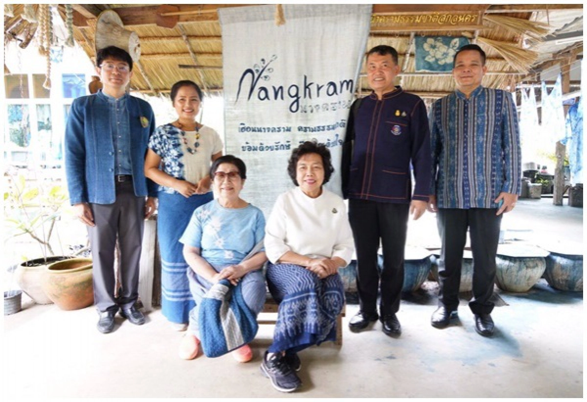 'อธิบดี พช.' ลงพื้นที่เยี่ยมชม "เฮือนนางคราม" แหล่งอนุรักษ์ภูมิปัญญาท้องถิ่นสกลนคร