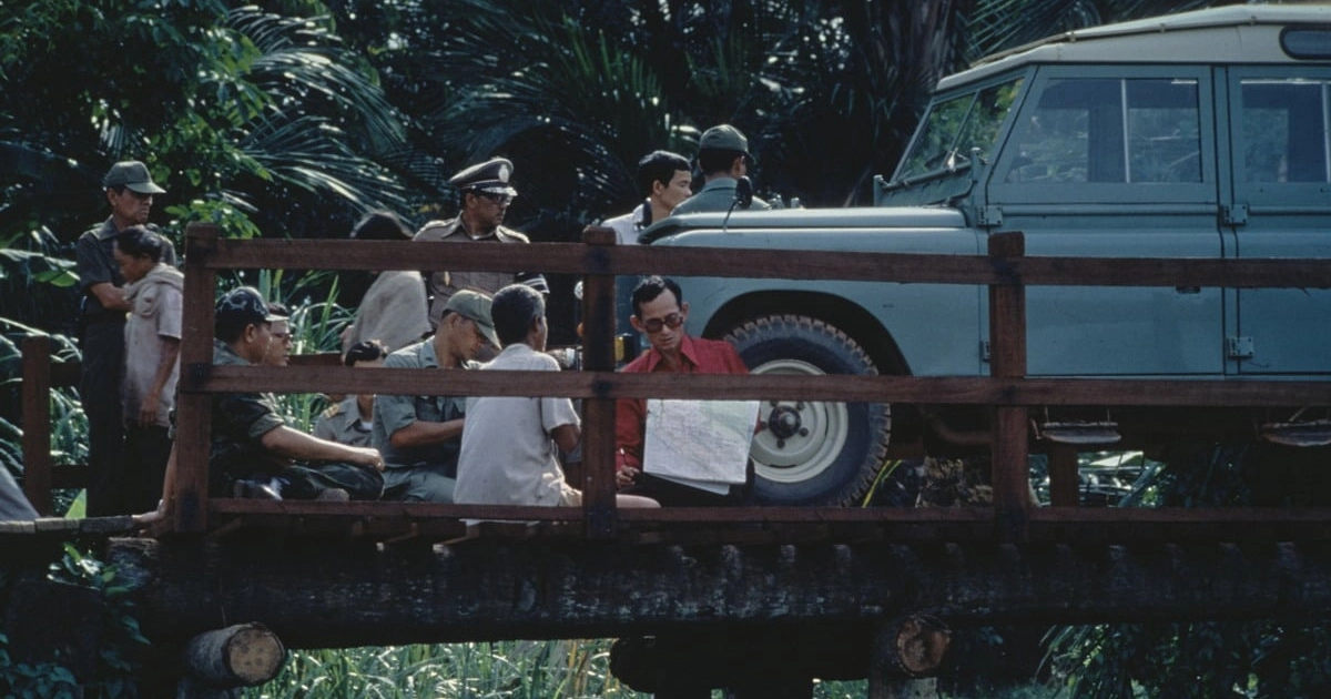 ช่างภาพคนถ่ายตอบคำถามม็อบ เด็กช่างสงสัย ในหลวง ร.9 จอดรถกลางสะพานไม้ทำไม ช่างภาพคนถ่ายตอบคำถามม็อบ เด็กช่างสงสัย ในหลวง ร.9 จอดรถกลางสะพานไม้ทำไม