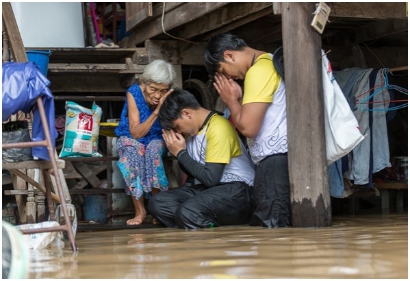 'สิงห์อาสา' ลุยน้ำท่วมส่งน้ำดื่ม-ข้าวสาร ช่วยคลายทุกข์ชาวปักธงชัย