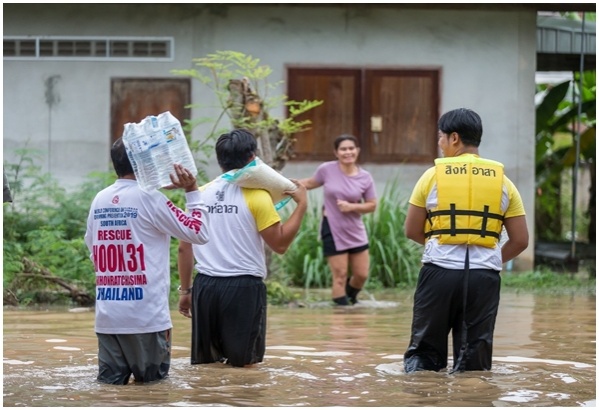 'สิงห์อาสา' ลุยน้ำท่วมส่งน้ำดื่ม-ข้าวสาร ช่วยคลายทุกข์ชาวปักธงชัย