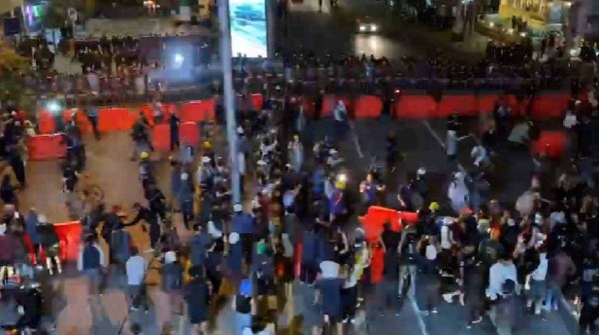 "ม็อบคณะราษฎร"เผชิญหน้ากับเจ้าหน้าที่ตำรวจ 