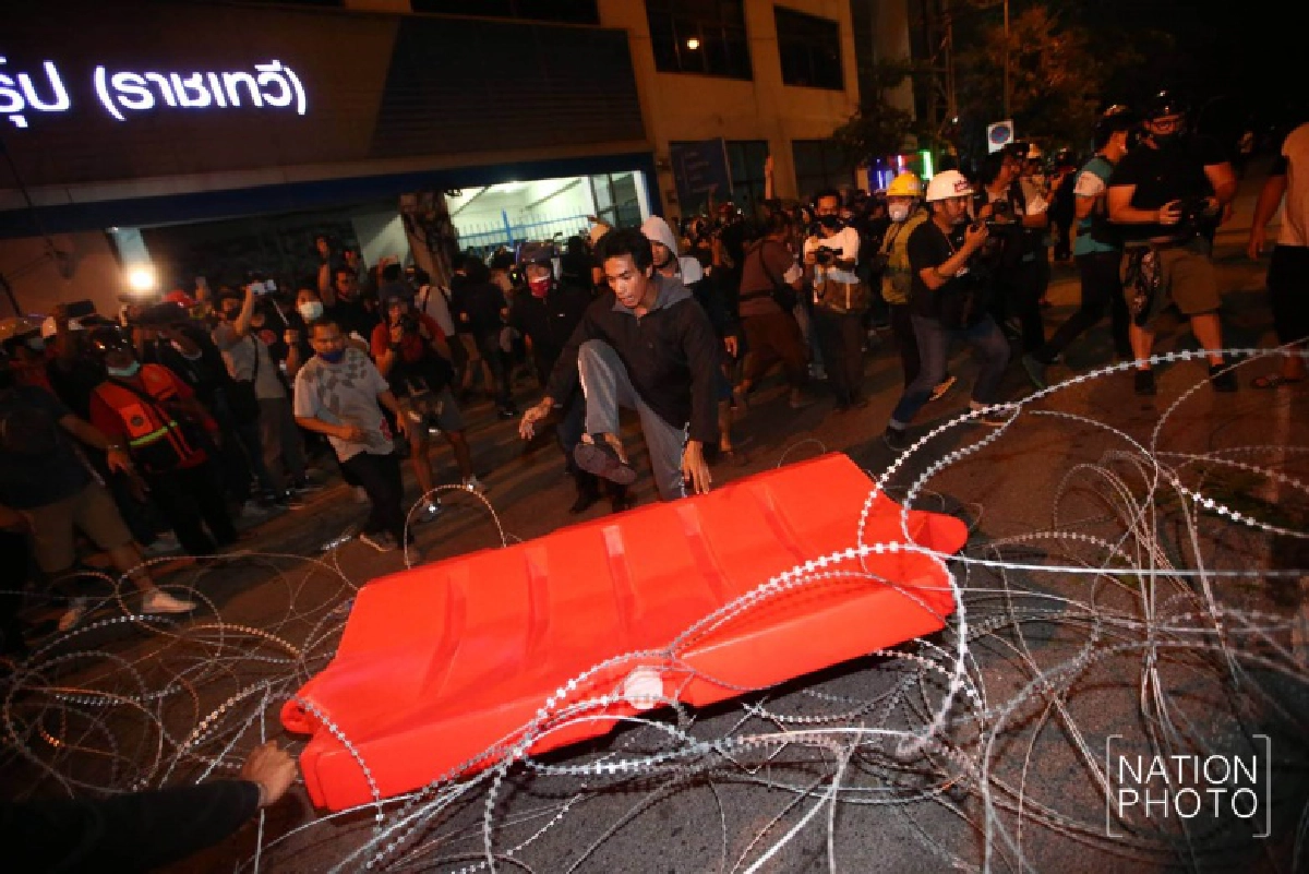 ผู้ชุมนุมคณะราษฎร 63 ประชิดทำเนียบ