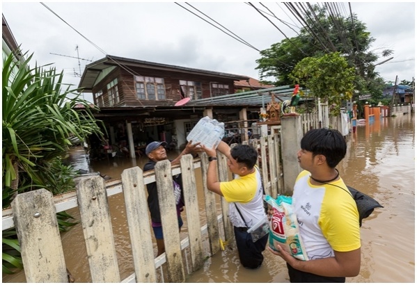 'สิงห์อาสา' ลุยน้ำท่วมส่งน้ำดื่ม-ข้าวสาร ช่วยคลายทุกข์ชาวปักธงชัย