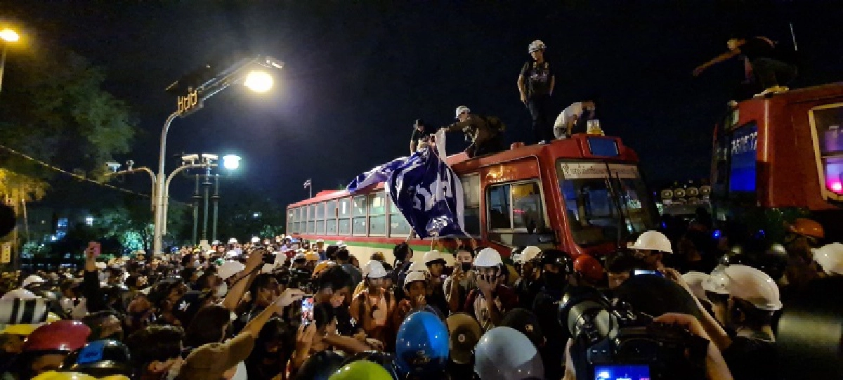 ผู้ชุมนุมคณะราษฎร 63 ประชิดทำเนียบ