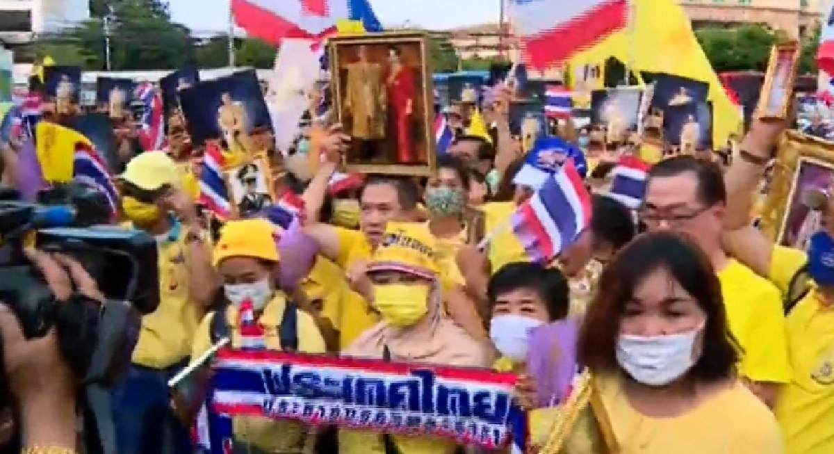  กลุ่มปกป้องสถาบันมาตามนัด "หมอเหรียญทอง" หน้าศูนย์ราชการ พร้อมใจใส่เสื้อเหลือง