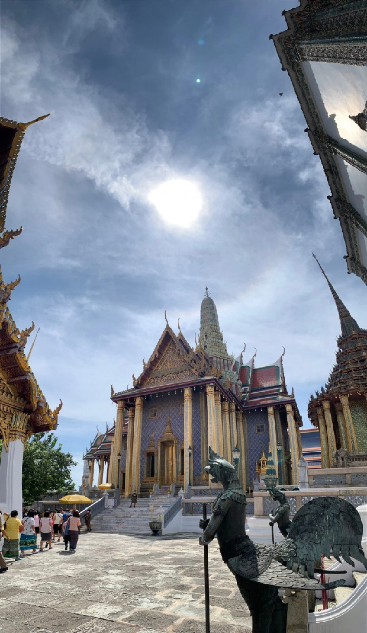 ปชช.สักการะพระแก้วมรกตและถวายบังคมพระบรมรูปสมเด็จพระบูรพมหากษัตริยาธิราช เนื่องในวันปิยมหาราช