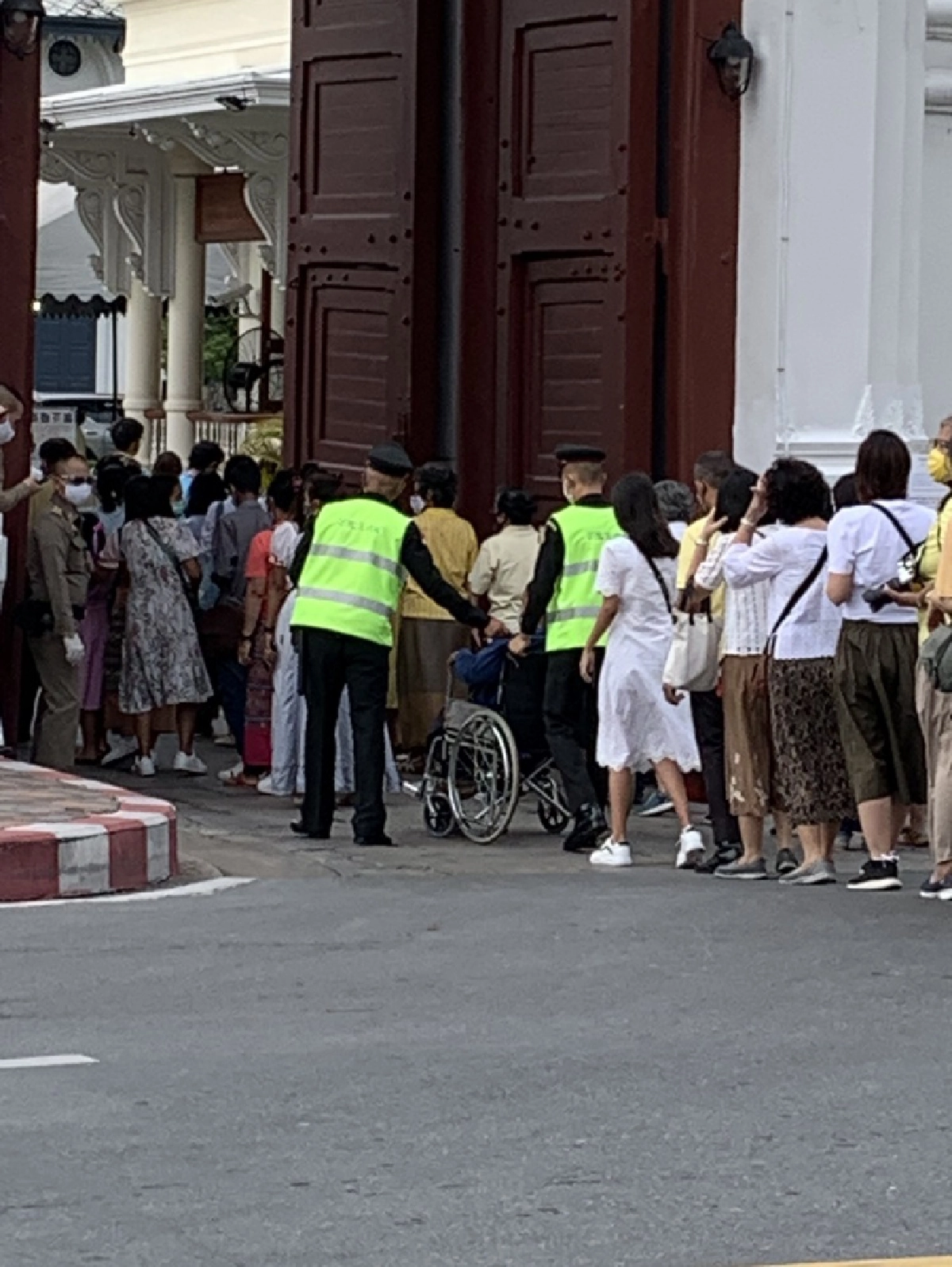 ปชช.สักการะพระแก้วมรกตและถวายบังคมพระบรมรูปสมเด็จพระบูรพมหากษัตริยาธิราช เนื่องในวันปิยมหาราช