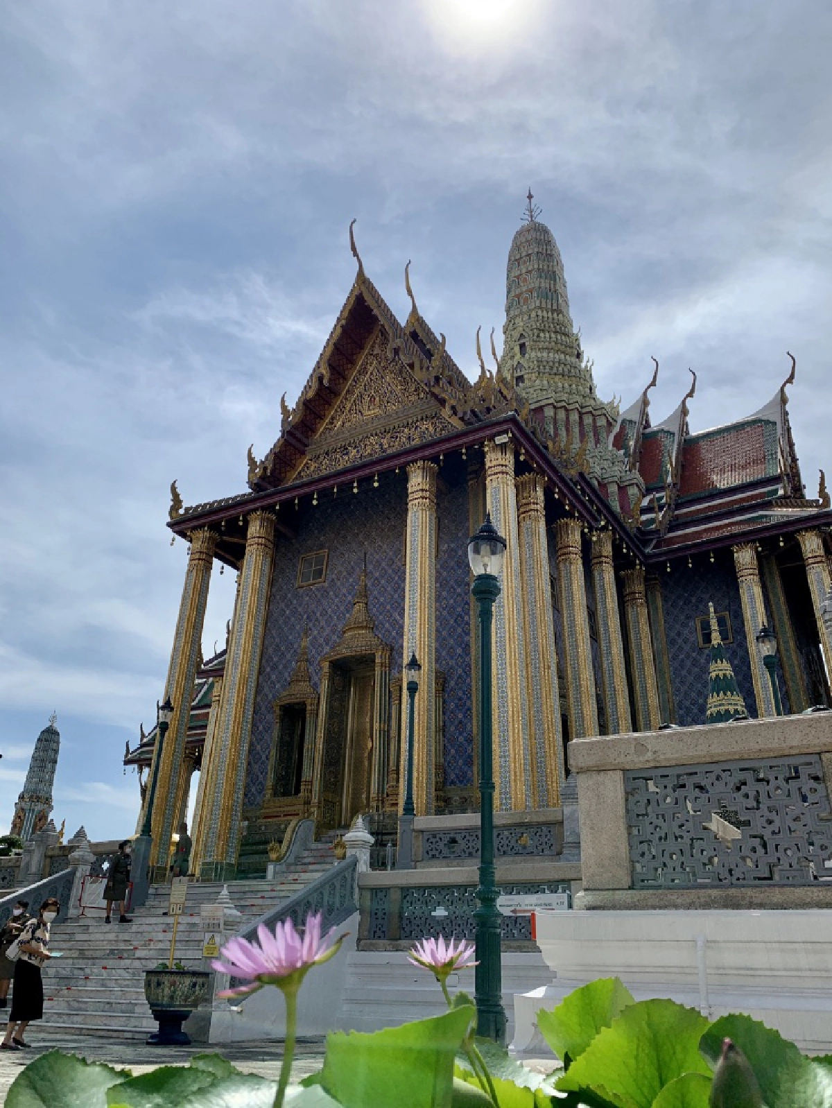 ปชช.สักการะพระแก้วมรกตและถวายบังคมพระบรมรูปสมเด็จพระบูรพมหากษัตริยาธิราช เนื่องในวันปิยมหาราช