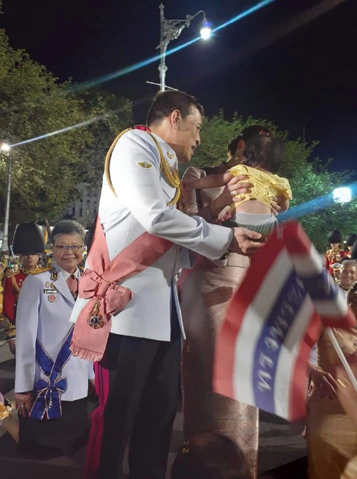 ย้อนชมภาพวินาที "ในหลวง-พระราชินี" ทรงเมตตาอุ้มหนูน้อยที่มารอเฝ้ารับเสด็จ