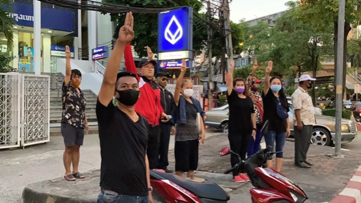 แยกบางนาชุมนุมดาวกระจายไม่มีแกนนำตั้งเป้าเลิกสองทุ่มป้องกันมือที่สามเข้ามาป่วน