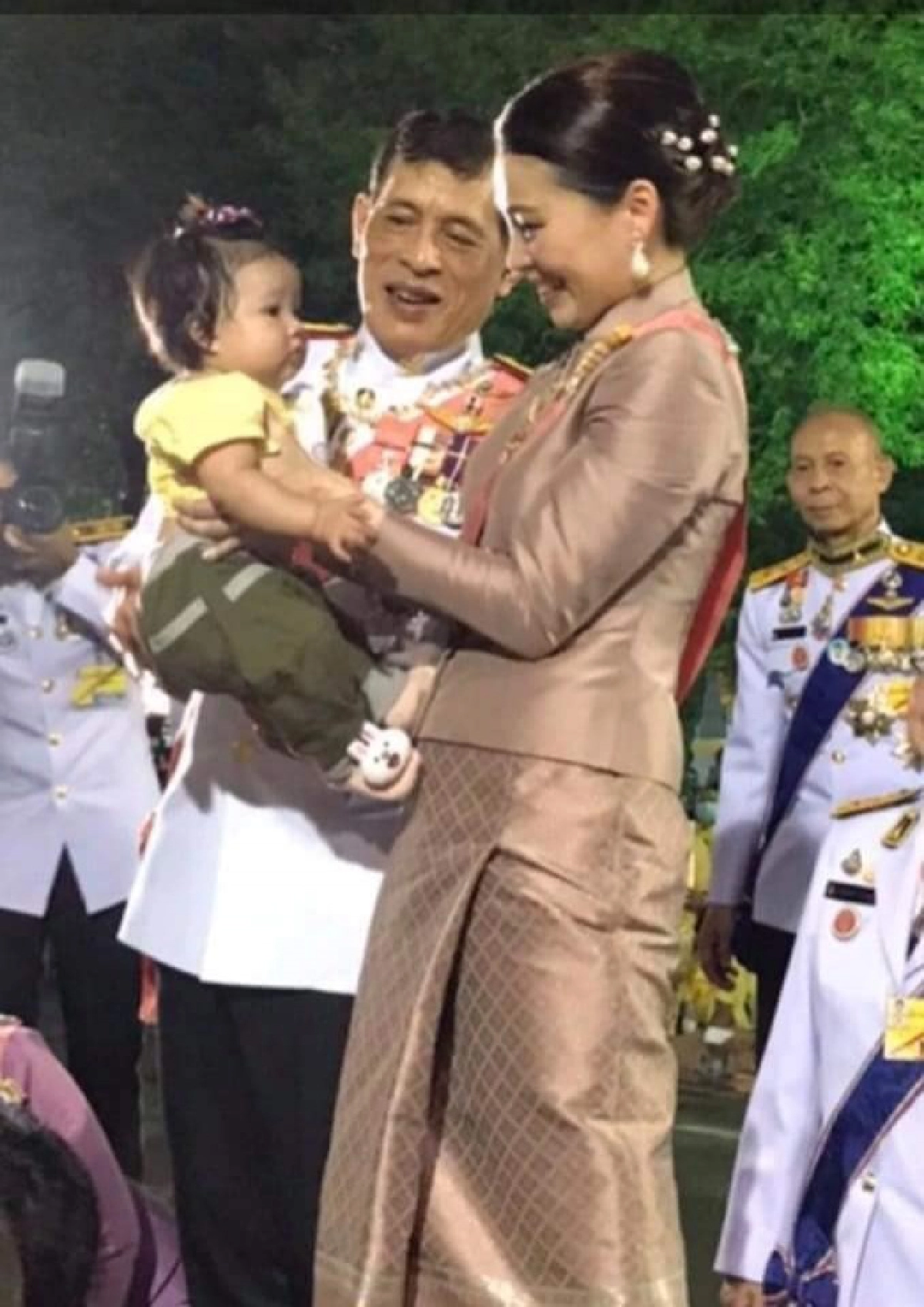 ย้อนชมภาพวินาที "ในหลวง-พระราชินี" ทรงเมตตาอุ้มหนูน้อยที่มารอเฝ้ารับเสด็จ