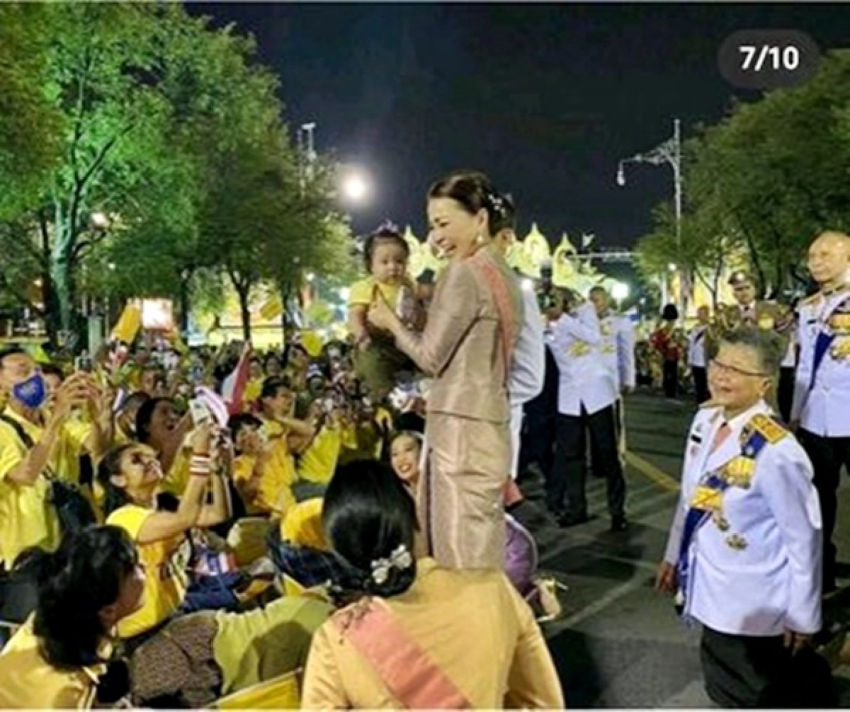 ย้อนชมภาพวินาที "ในหลวง-พระราชินี" ทรงเมตตาอุ้มหนูน้อยที่มารอเฝ้ารับเสด็จ