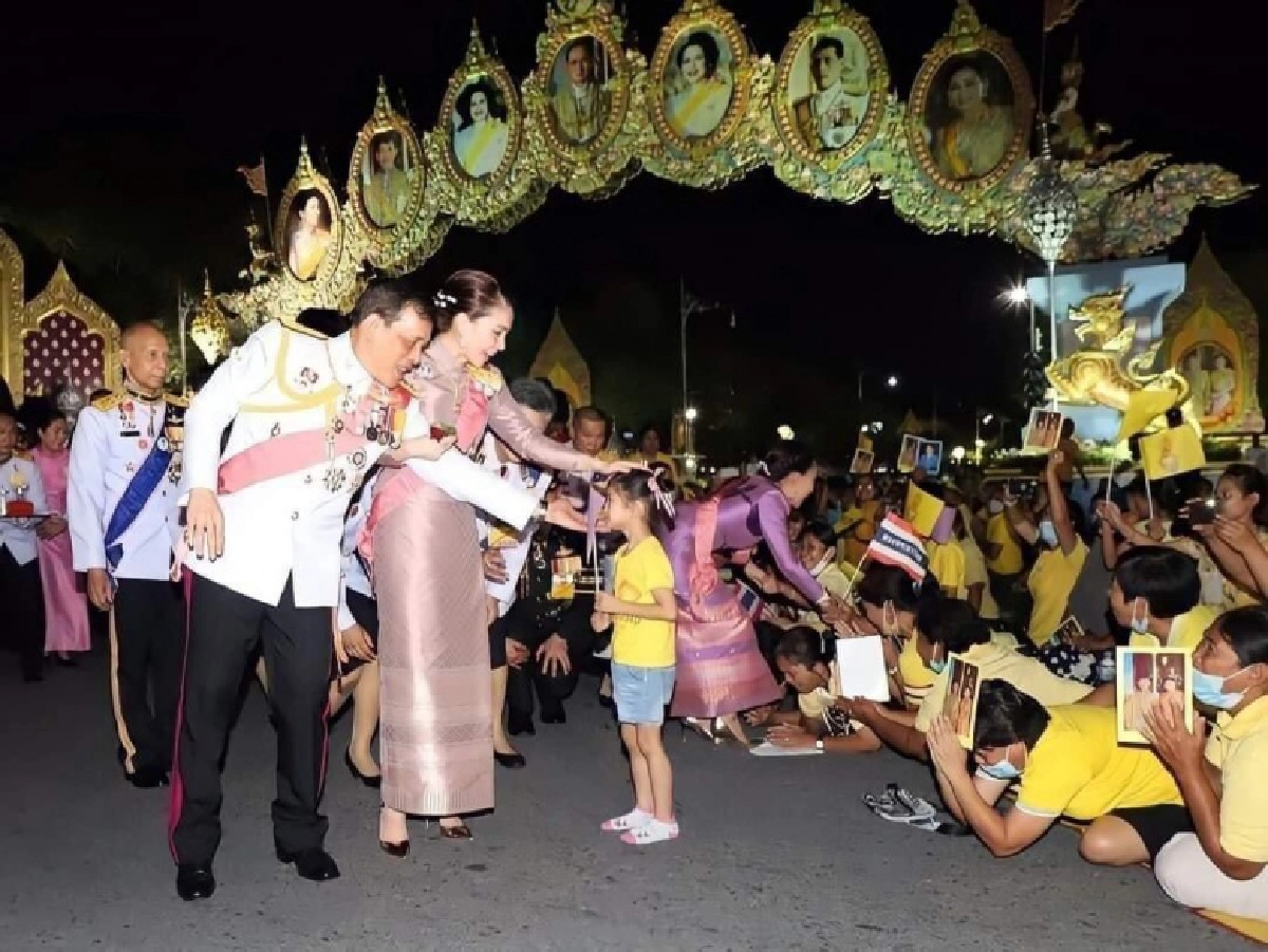 ย้อนชมภาพวินาที "ในหลวง-พระราชินี" ทรงเมตตาอุ้มหนูน้อยที่มารอเฝ้ารับเสด็จ