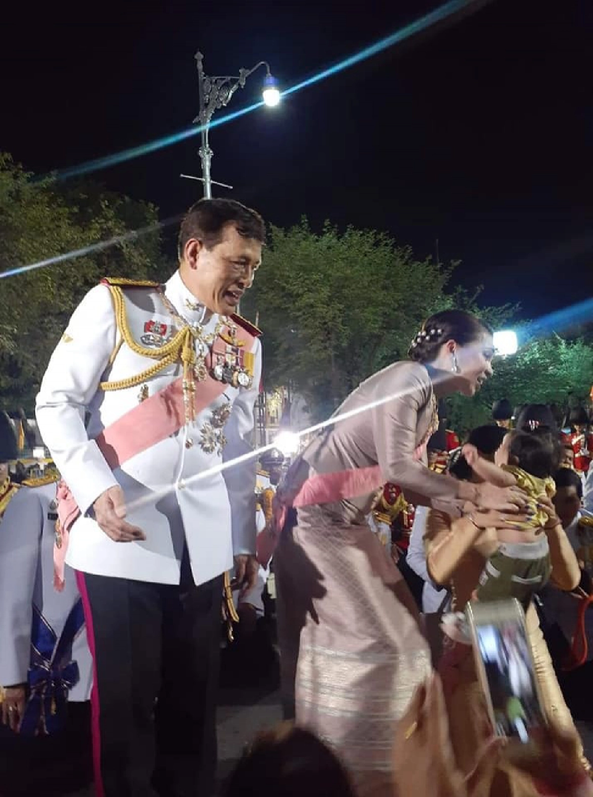 ย้อนชมภาพวินาที "ในหลวง-พระราชินี" ทรงเมตตาอุ้มหนูน้อยที่มารอเฝ้ารับเสด็จ