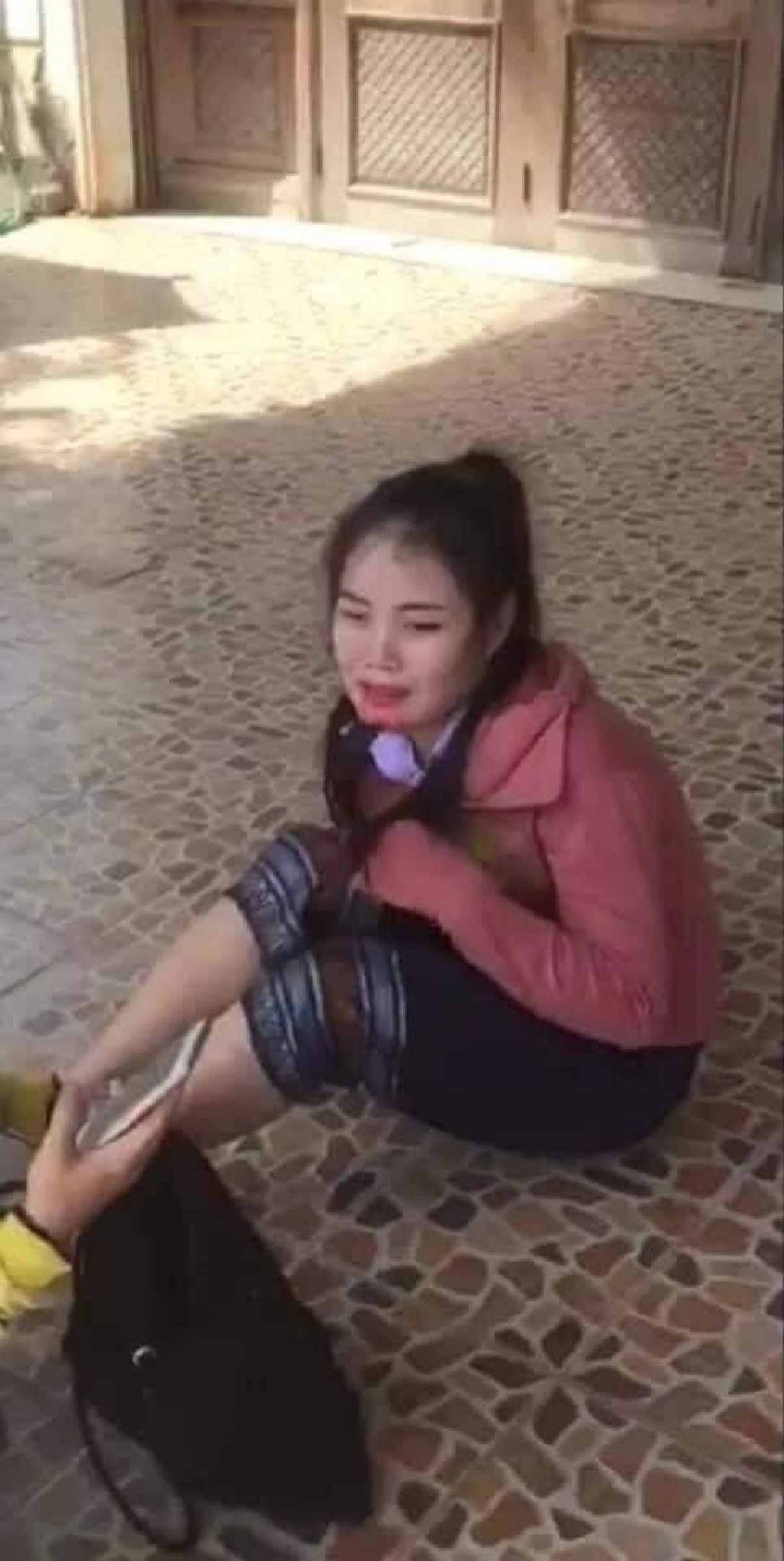 สาวลาว เสี่ยงตายจับโจร คนช่วย 60 ล้านกีบ (มีคลิป)