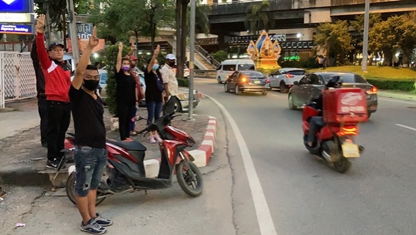 แยกบางนาชุมนุมดาวกระจายไม่มีแกนนำตั้งเป้าเลิกสองทุ่มป้องกันมือที่สามเข้ามาป่วน