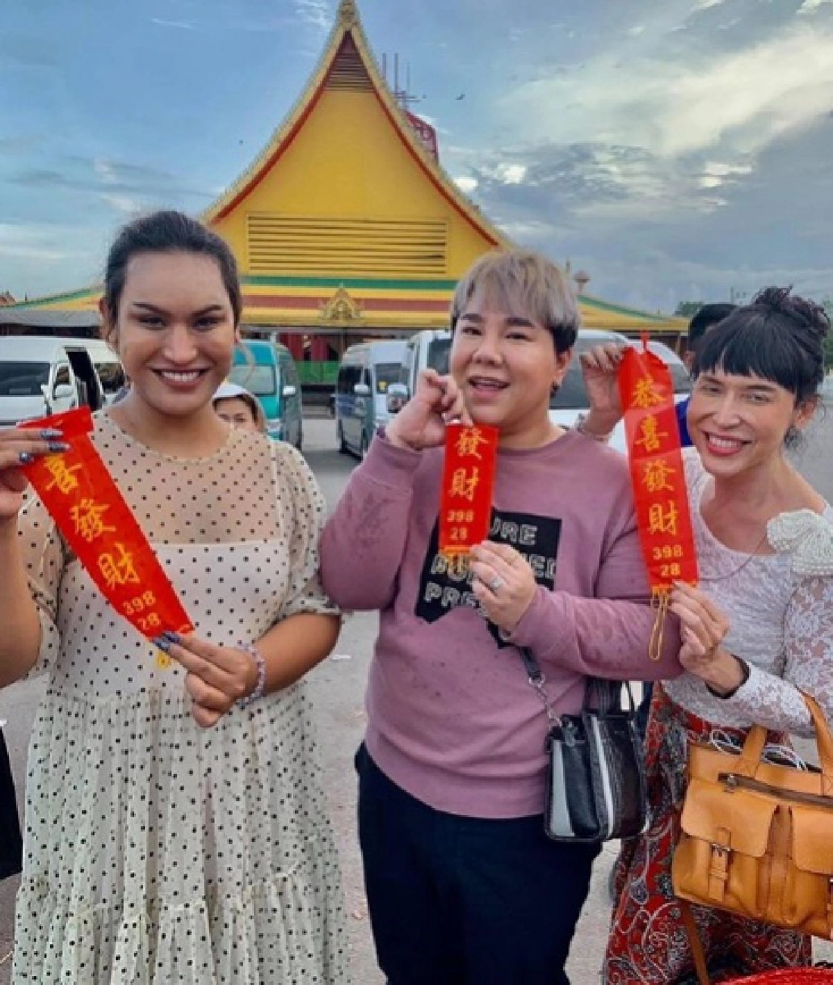 "ดีเจบุ๊คโกะ" ร่วมทำบุญใหญ่ "มดดำ คชาภา" พร้อมเผยเลขหางประทัดไอ้ไข่ ลั่นงวดนี้มงแน่