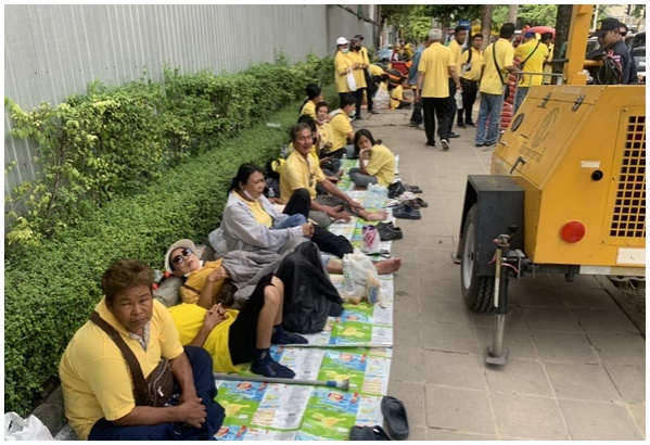 กลุ่มศปปส.สวมเสื้อเหลือง ปักหลักรัฐสภา รอยื่นหนังสือถึง 'ประธานรัฐสภา'