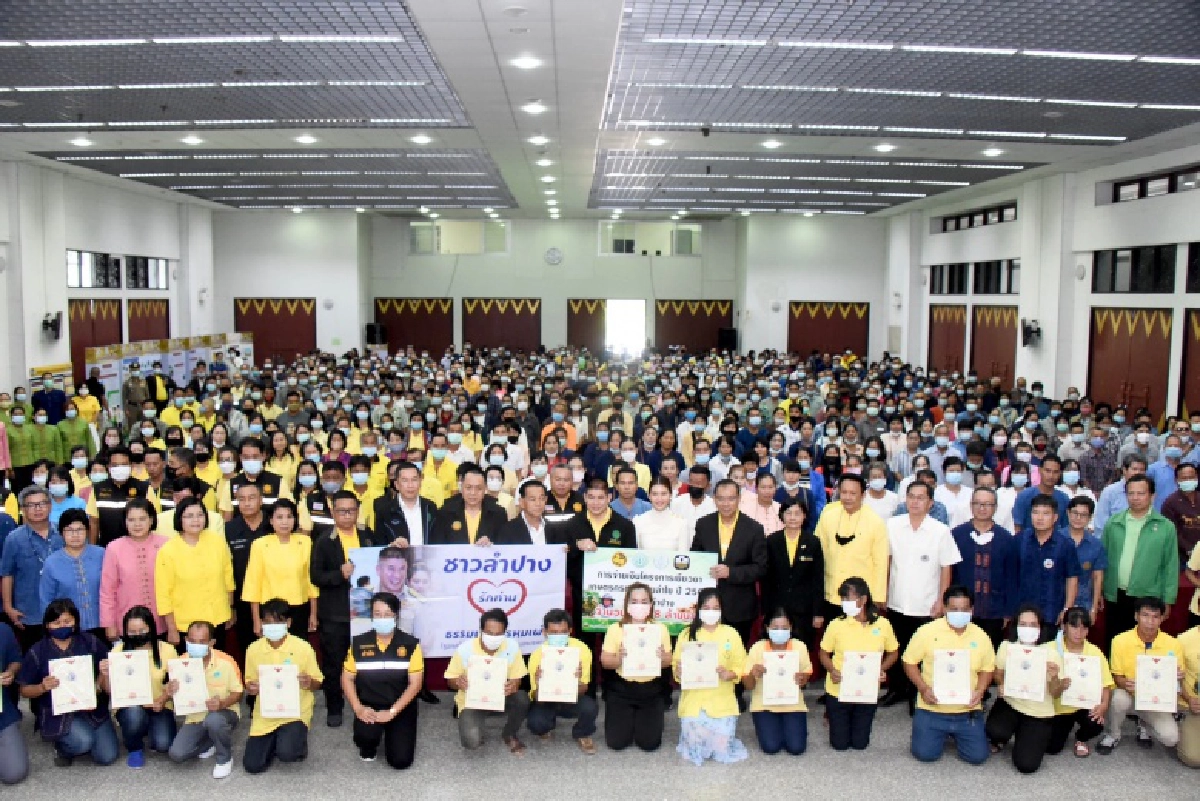 "ธรรมนัส" มอบหนังสือ ส.ป.ก.4-01 พร้อมมอบเงินเยียวยาเกษตรกรชาวสวนลำไย