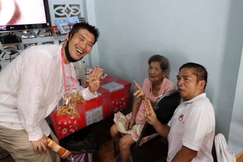 ชิ่งม็อบ "เอก-ช่อ" ทัวร์หาเสียง อบจ.