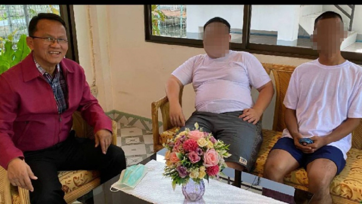  ภาพหลุด รมว.ยุติธรรม นั่งคุย รุ้ง-ไมค์-เพนกวิน