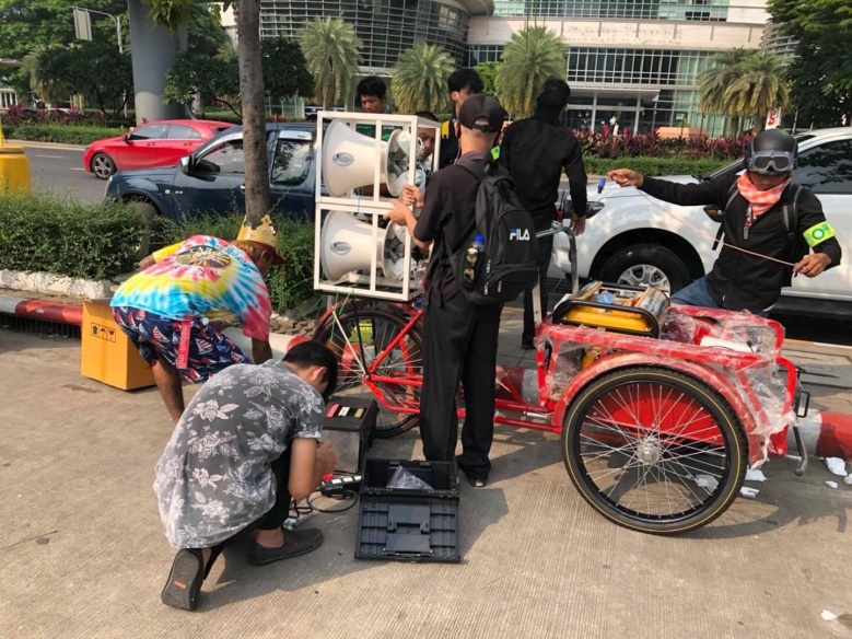 ศึกชิงพื้นที่ ม็อบไม่ใช่ม็อบ