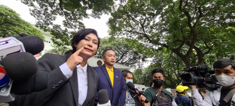  "อุ๊ หฤทัย" นำมวลชนบุกหน้าสถานทูตสหรัฐอเมริกา เรียกร้องไม่ให้แทรกแซงกิจการภายในประเทศ 