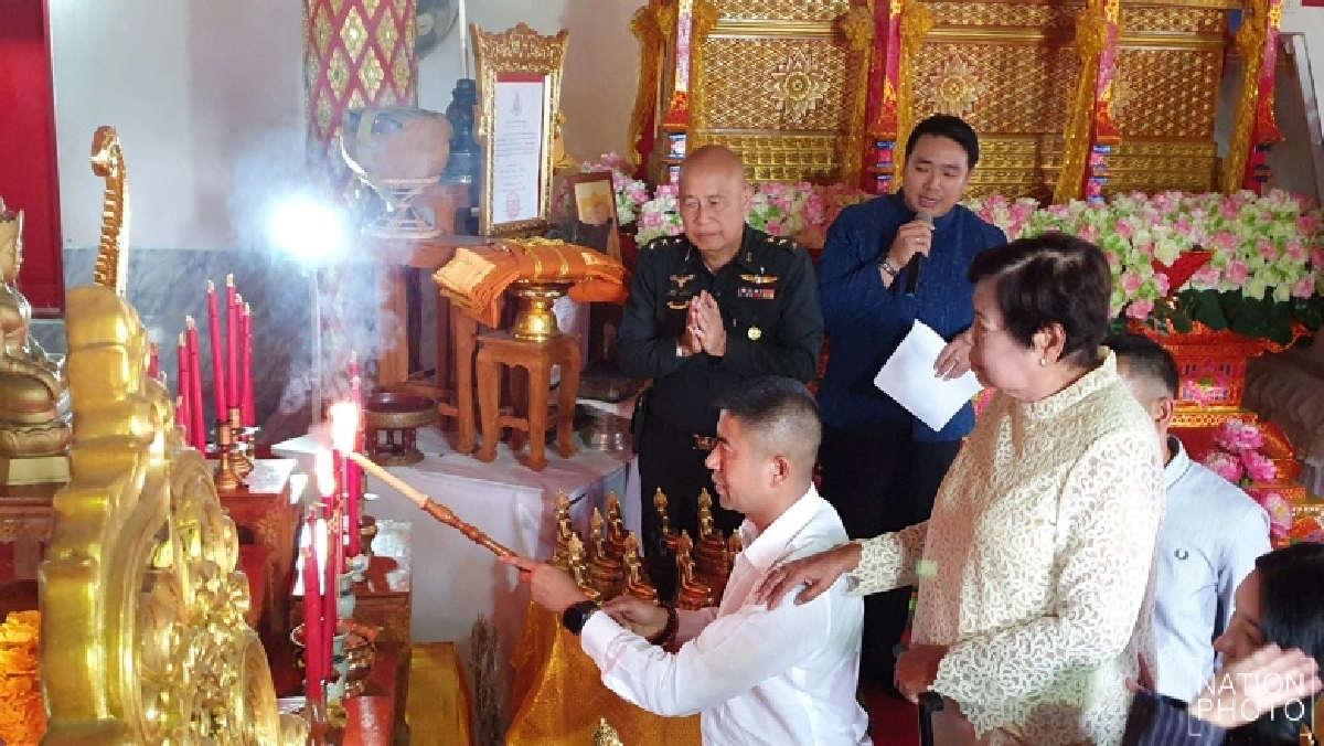 "บิ๊กโจ๊ก" ขึ้นเหนือนั่งช้างโปรยทานทอดกฐิน 2 หมื่น "ทนายตั้ม" โผล่ร่วมบุญด้วย