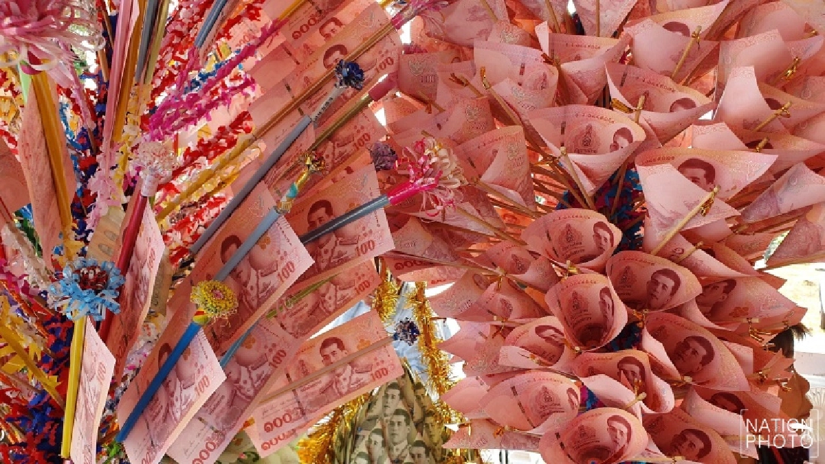 "บิ๊กโจ๊ก" ขึ้นเหนือนั่งช้างโปรยทานทอดกฐิน 2 หมื่น "ทนายตั้ม" โผล่ร่วมบุญด้วย