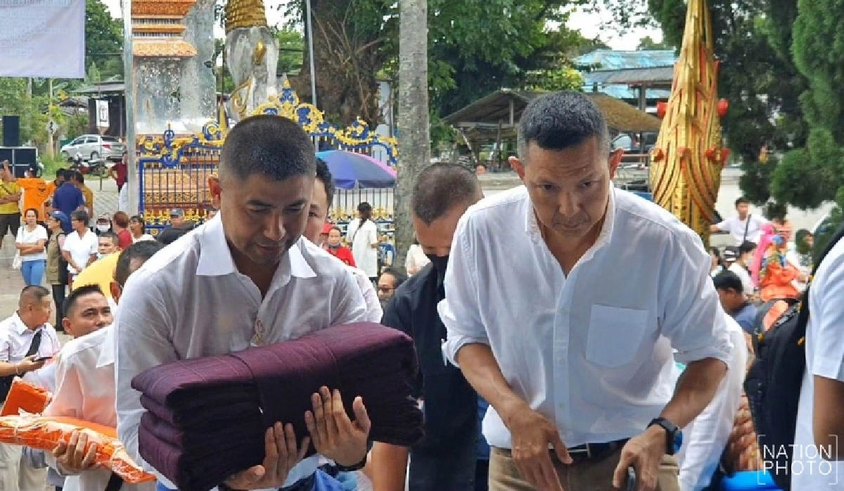 "บิ๊กโจ๊ก" ขึ้นเหนือนั่งช้างโปรยทานทอดกฐิน 2 หมื่น "ทนายตั้ม" โผล่ร่วมบุญด้วย