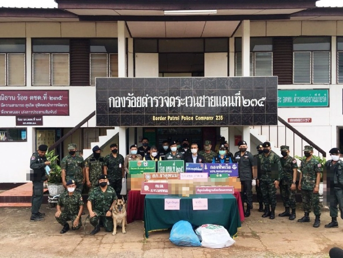 ตชด.235 ธาตุพนม ตรวจยึดกระบะริมโขง ผงะเจอซุกยาเสพติดจำนวนมาก