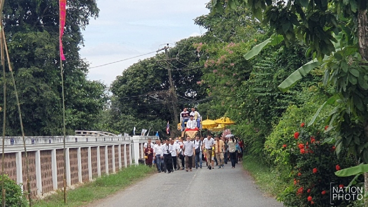 "บิ๊กโจ๊ก" ขึ้นเหนือนั่งช้างโปรยทานทอดกฐิน 2 หมื่น "ทนายตั้ม" โผล่ร่วมบุญด้วย