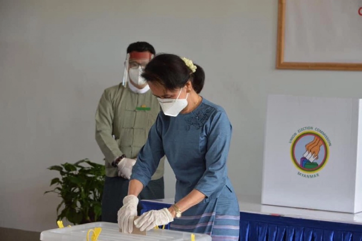 ฝ่าโควิด 'ซูจี' ใช้สิทธิ์เลือกตั้ง 