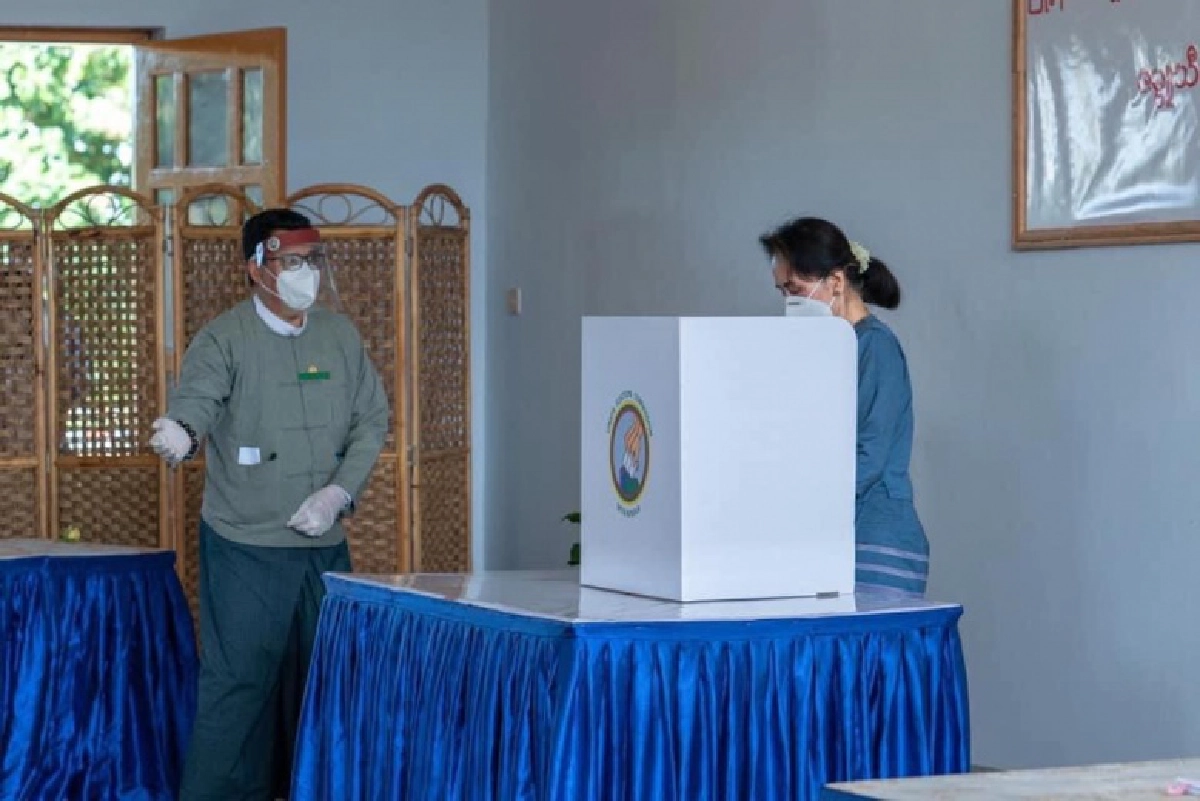 ฝ่าโควิด 'ซูจี' ใช้สิทธิ์เลือกตั้ง 